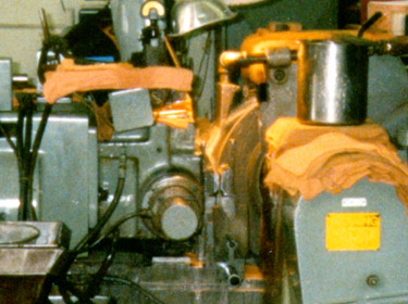 close-up centerless grinding.jpg (40278 bytes)