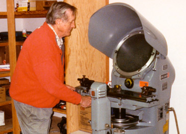 comparator.jpg (33530 bytes)